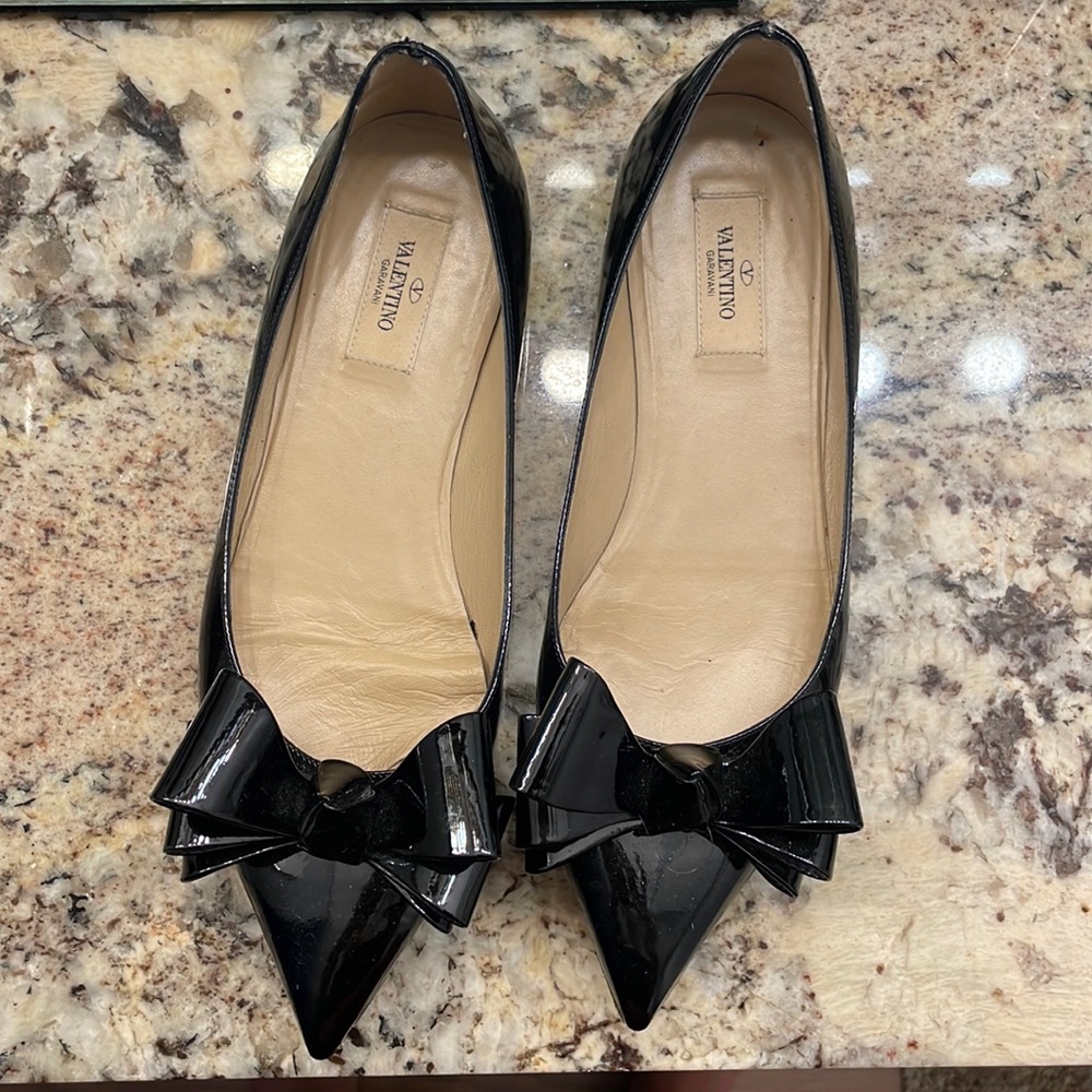 Black pointed shoes Valentino